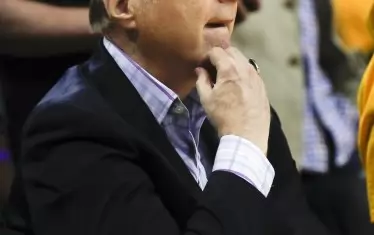  Пол Алън на баскетболен мач година преди кончината си.