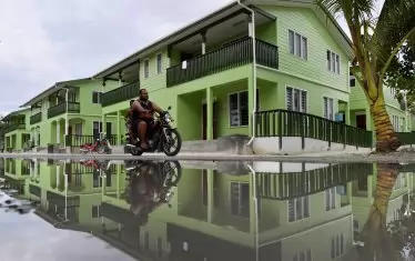 Воден свят - местното население буквално губи почва под краката си.