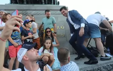 Духът е един, телата са много - привържениците на Кирил Петков са привърженици и на ДБ, а дилемата трудно ще бъде решена.
