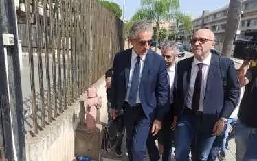  Пол Хагис (вдясно) и защитникът му идват в съда.