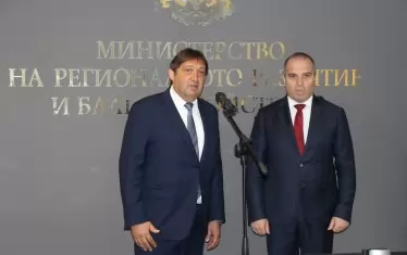 Гроздан Караджов предаде шафетата в строителното министерство на Иван Шишков. Юристът не успя да разчисти авгиевите обори в пътното строителство. Ще се справи ли архиктектът?