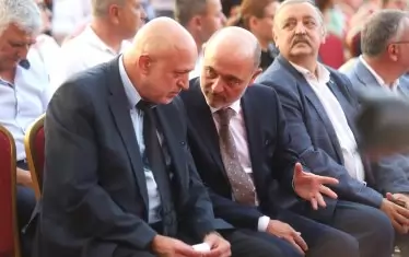 Служебният министър на културата Велислав Минеков се наслаждава на музиката заедно с министъра на здравеопазването Асен Меджидиев и проф. Тодор Кантарджиев.