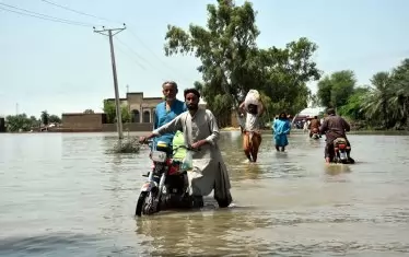 Наводнена зона в Шахдадкот, провинция Синд.