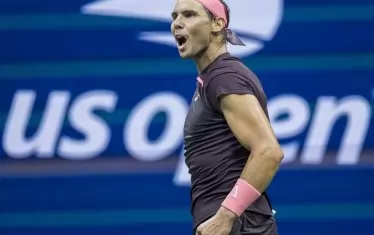 Рафаел Надал ликува в мача срещу Ринки Хиджиката от I кръг на US Open, след който балансът му в Големия шлем през 2022 г. стана 20-0.