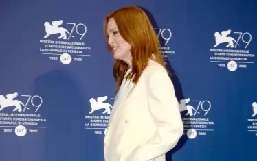 Джулиан Мур ще води журито.