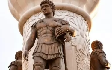  Той е една от най-известните личности на всички времена. 