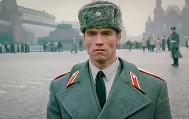  Арнолд Шварценегер като руски офицер във филма "Червена топлина".