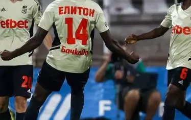 Ангел Бастунов (вляво) ликува, след като е открил резултата за "ЦСКА 1948" на "Българска армия".