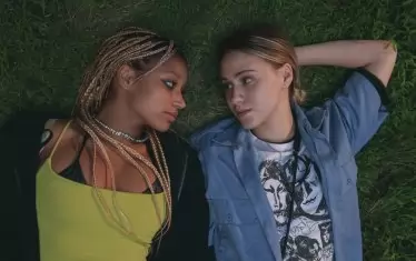 Мария Бакалова и Амандла Стенберг: романтиката бързо отстъпва пред ужаса и подозренията.