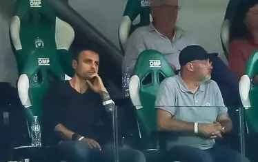 На трибуните на стадиона в Разград беше и Димитър Бербатов, съпровождан от члена на екипа си Петър Величков (вдясно).