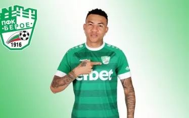 Абел Анисе сочи към емблемата на "Берое", след като подписа със старозагорския клуб.