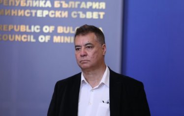 Борис Михайлов, който за по-малко от година става и за шеф на фонд "Земеделие", и за ръководител на НАП, е един тези, които не са завършили военно училище, но пък е милионер в криптовалута и ценни книжа, както и декларира 700 000 лв. в наличност.
