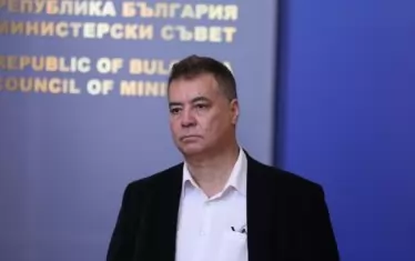 Борис Михайлов, който за по-малко от година става и за шеф на фонд "Земеделие", и за ръководител на НАП, е един тези, които не са завършили военно училище, но пък е милионер в криптовалута и ценни книжа, както и декларира 700 000 лв. в наличност.