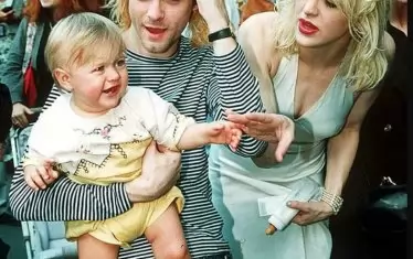  Като бебе с прочутите си родители.