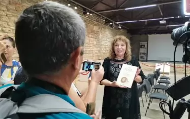  Директорът на НИМ доц. д-р Бони Петрунова открива изложбата.