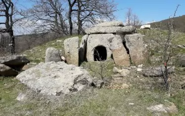  Този долмен се нарича Бялата трева.