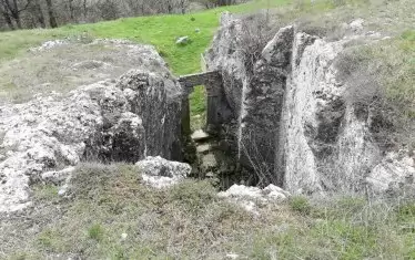 Втора скална църква с обособен вход и преддверие. 