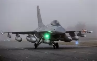  България е на път да се сдобие с ескадрила от 16 нови изтребители F-16 за  около 5 млрд. лв., но това няма да стане нито лесно, нито безболезнено.