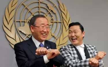  Бившият генерален секретар на ООН Бан Ги-мун призна, че Сай е кореецът с по-голяма световна известност от неговата.