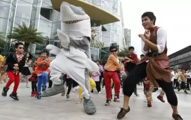  Народите заподскачаха в "конски танц", увлечени от "Гангнам стайл".