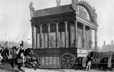  Александър се справя с възела на Гордий – като не успява да развърже здраво усуканото въже, просто го разсича с меча си. 