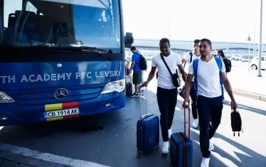 Футболистите на "Левски" пристигнаха на столичното летище с автобуса на детско-юношеската школа преди заминаването си за Малта, тъй като рейсът на първия тим е на ремонт.