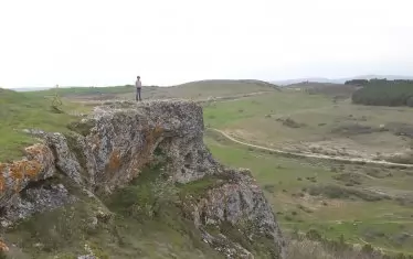 От скалната тераса се открива невероятна панорамна гледка.