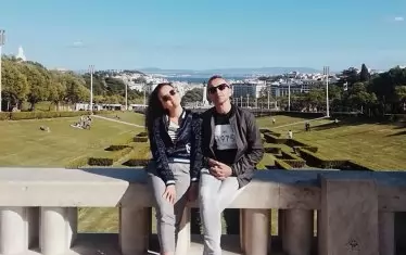 С дъщеря си Симона по време на пътуване до Лисабон.