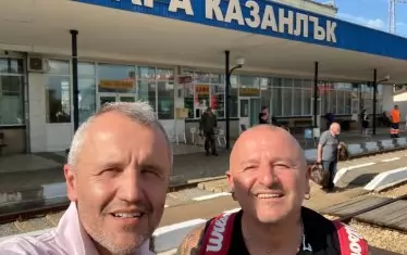 Петко Славов с брат си Николай, който е и втората част от дуото Airbag, при едно от завръщанията си в родния Казанлък.