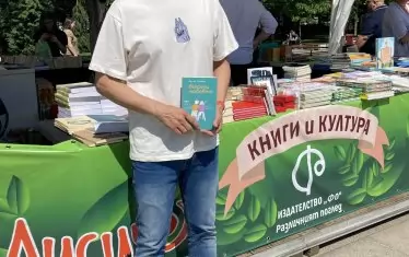 По време на един от базарите на книгата със своя роман "Въпреки любовта".