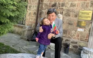  ... и с малката в София.