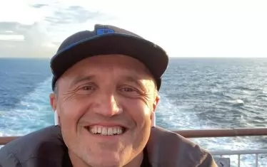 Петко си прави селфи на кораб в Дания, след като е научил, че песента на Airbag "Не сме сами" е спечелила голямата награда на конкурса на БНР за нова българска поп и рок песен "Пролет".