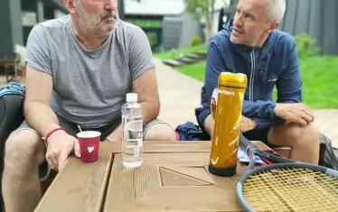 Със своя добър приятел и съгражданин - китаристът на "Остава" Георги Георгиев след игра на тенис - любимият спорт и на двамата.