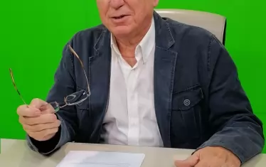 Професорът съчетава страстта си към публицистиката с академичната си кариера.