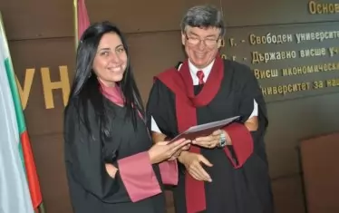 Проф. Петко Тодоров връчва дипломи на бакалаври, завършили курса по журналистика в УНСС.