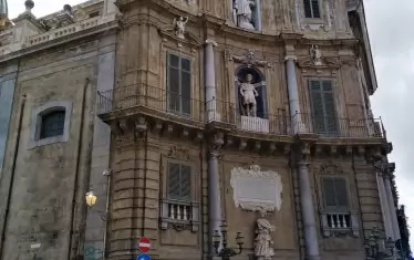 Площад "Куатро канти"