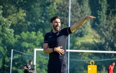 Треньор на "Андора" е Едер Сарабия, бивш асистент на Кике Сетиен в "Барселона".