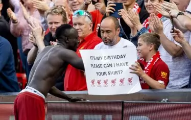 Нерядко феновете са ощастливени, ако даденият футболист види плаката и има разрешение от клуба. Като това дете, което получава ценния спомен от Садио Мане, след като е написало, че има рожден ден и това е мечтаният му подарък.