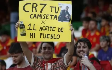 Понякога се стига и до забавни моменти, като тази натурална замяна, която предлага испански фен на Кристиано Роналдо - фланелката на португалеца срещу 1 л зехтин от своето село.