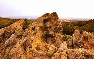  Скалите със слънчеви дискове.