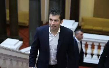 Кирил Петков се размина с лидерската битка