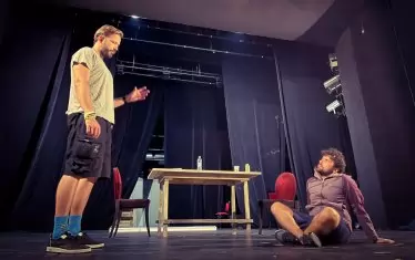 Александър Алексиев (влво) и Стоян Дойчев в сцена от спектакъла.