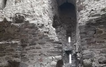 Крепостта Букелон  - запазената част на крепостта отвътре.