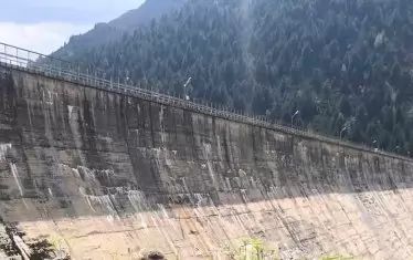 От 2013 г. чиновнически разтакавания бавят спешния ремонт на стената на язовира.
СНИМКА БГНЕС