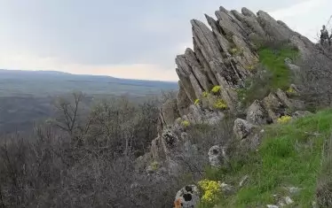 Крепостта Палеокастро. Тези остри скали сякаш са стремят да полетят към небето. Всяка сутрин изгряващото слънце озарява зъберите. Отблизо по скалите се виждат множество вдлъбнати и изпъкнали дискове, оформени в камъка.  Те са повече от 150. Наричат ги слънчеви дискове. 