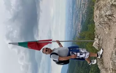 Когато е в родината, професорът обича да ходи по планините, на връх Половрак, в Лозенската планина край София.