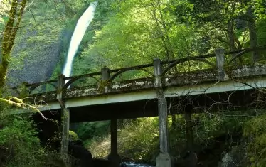 Първият мост в САЩ, укрепен по новата технология, е на р. Колумбия, на границата между щатите Орегон и Вашингтон.