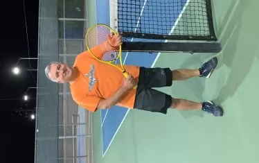 През свободното си време професорът обича да играе тенис.