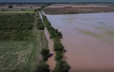 Река Стряма преля край Войводиново и района на магистрала "Тракия"