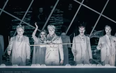 Сцена от визионерския спектакъл на Диана Добрева.